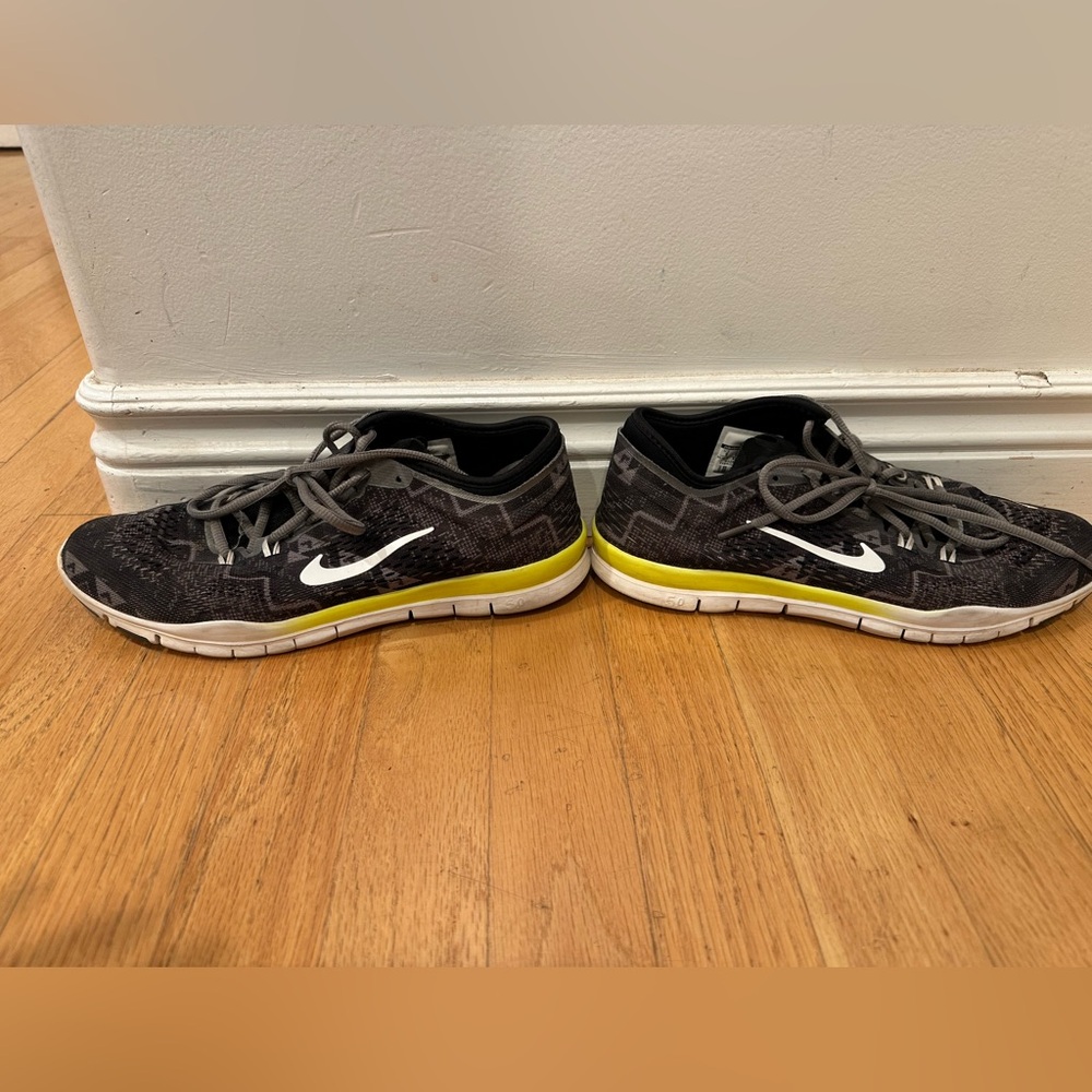 Nike Women’s  Black and Gray Pendelton Print Athletic Shoes - Picture 2 of 7